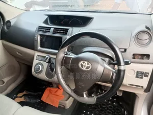 Toyota Passo Sette 2010 Silver