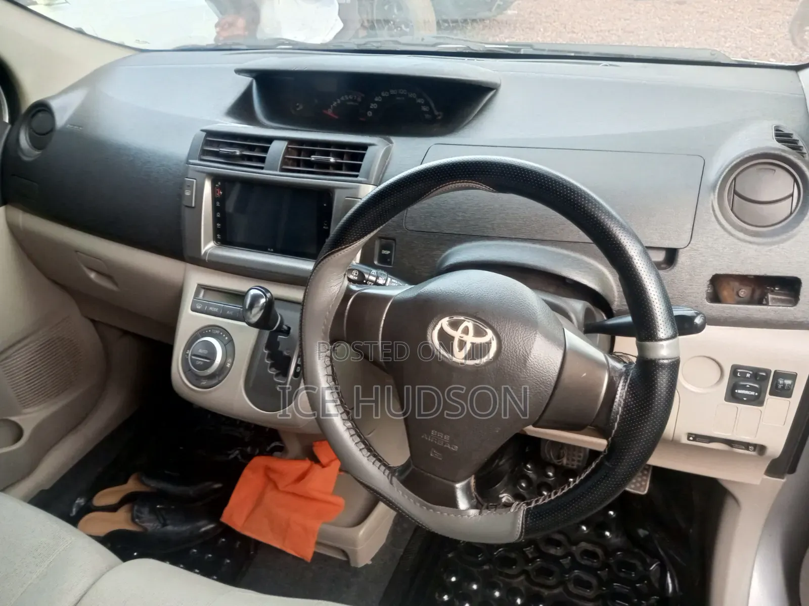 Toyota Passo Sette 2010 Silver