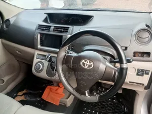 Toyota Passo Sette 2010 Silver