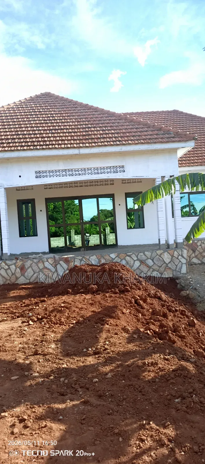 4bdrm Bungalow in Kiwanuka Kharim, Wakiso / Wakiso for sale
