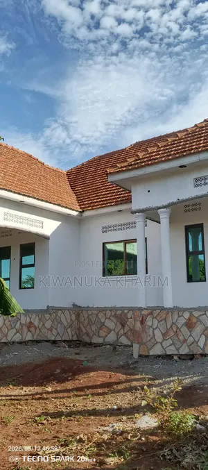 4bdrm Bungalow in Kiwanuka Kharim, Wakiso / Wakiso for sale