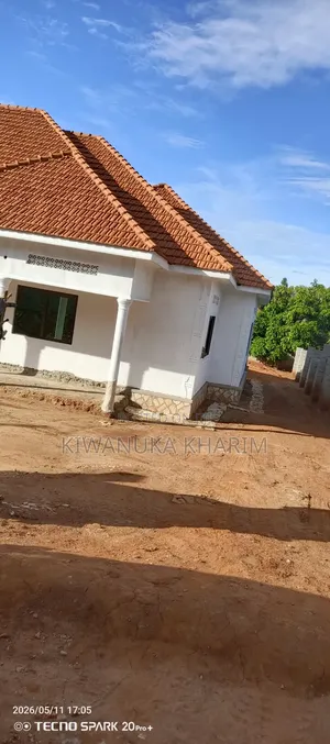 4bdrm Bungalow in Kiwanuka Kharim, Wakiso / Wakiso for sale