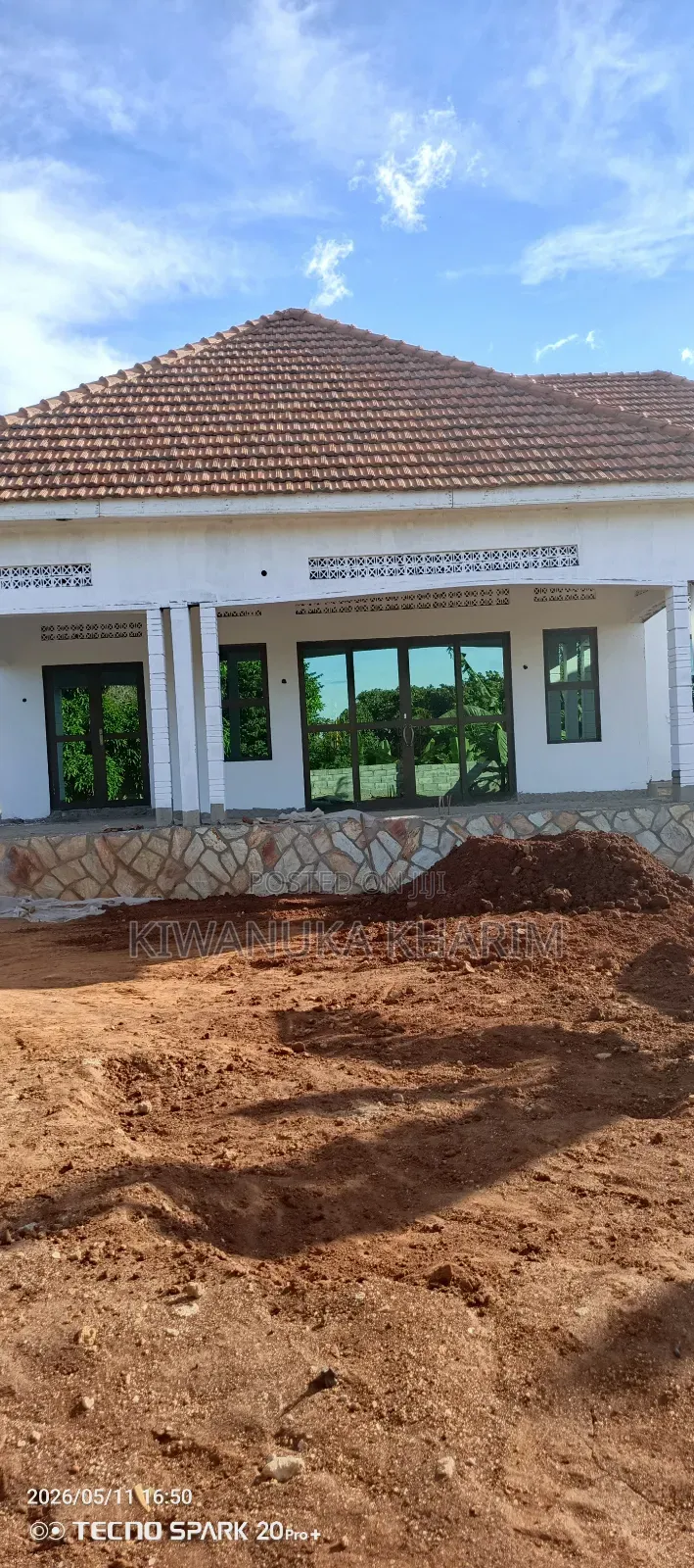 4bdrm Bungalow in Kiwanuka Kharim, Wakiso / Wakiso for sale