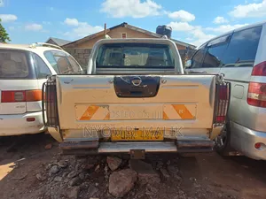Nissan Hardbody 2007 Gold