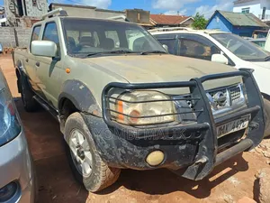 Nissan Hardbody 2007 Gold