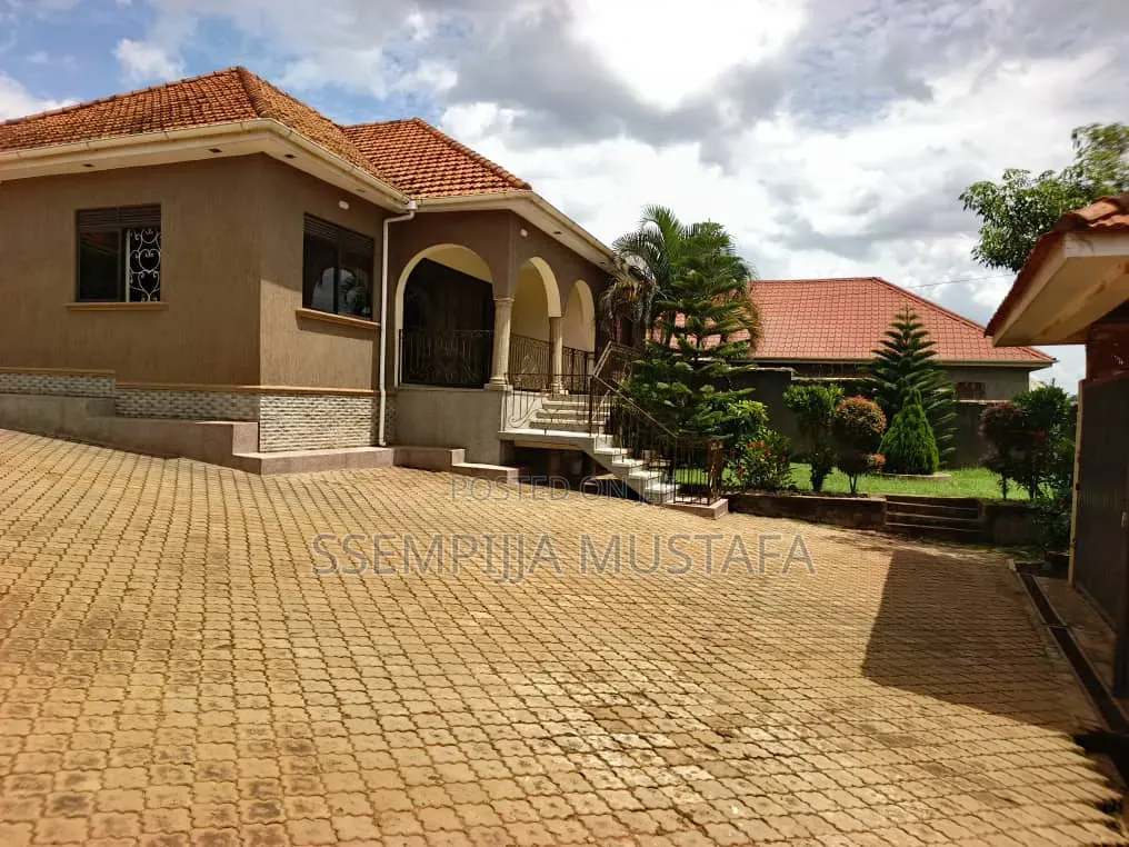 Furnished 5bdrm House in Runway Property, Wakiso / Wakiso for sale