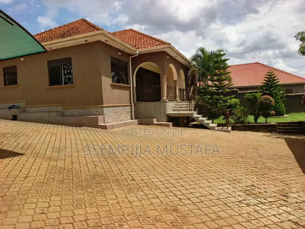 Furnished 5bdrm House in Runway Property, Wakiso / Wakiso for sale