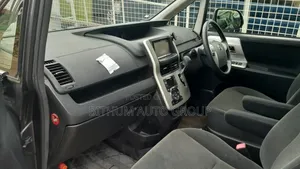 Toyota Noah 2.0 143hp FWD (7 Seater) 2011 Gray