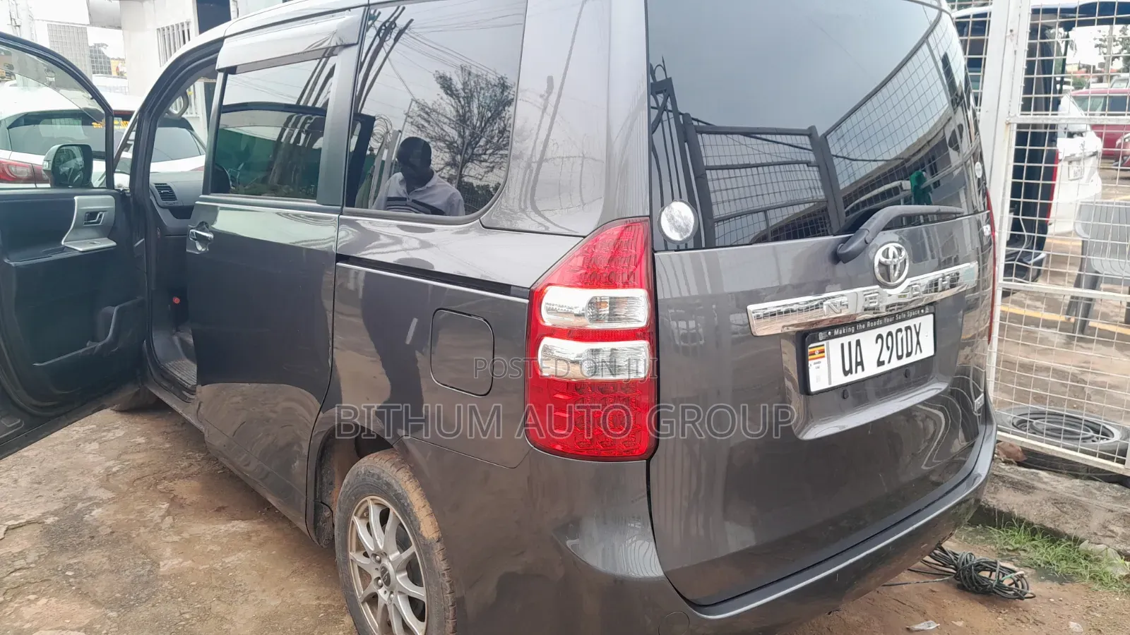 Toyota Noah 2.0 143hp FWD (7 Seater) 2011 Gray