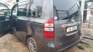 Toyota Noah 2.0 143hp FWD (7 Seater) 2011 Gray
