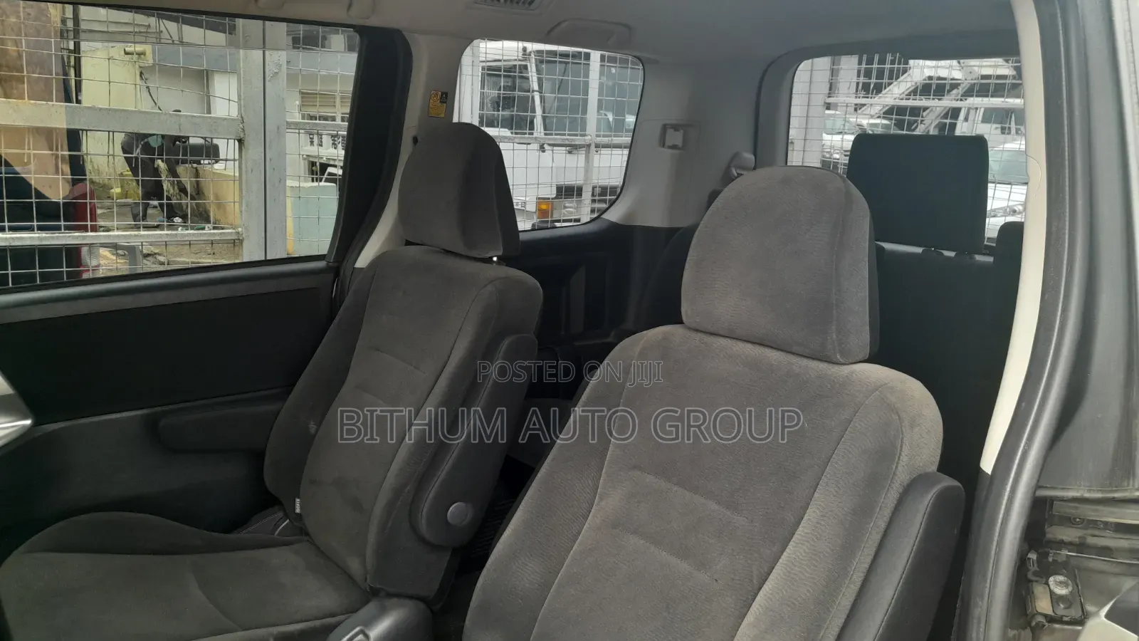 Toyota Noah 2.0 143hp FWD (7 Seater) 2011 Gray