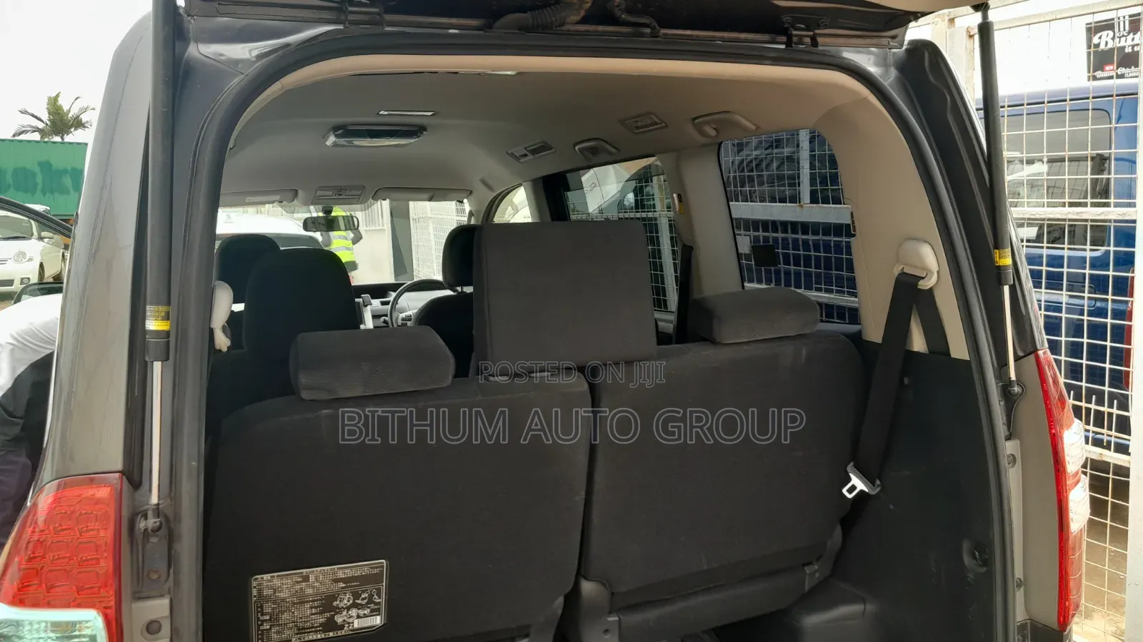 Toyota Noah 2.0 143hp FWD (7 Seater) 2011 Gray