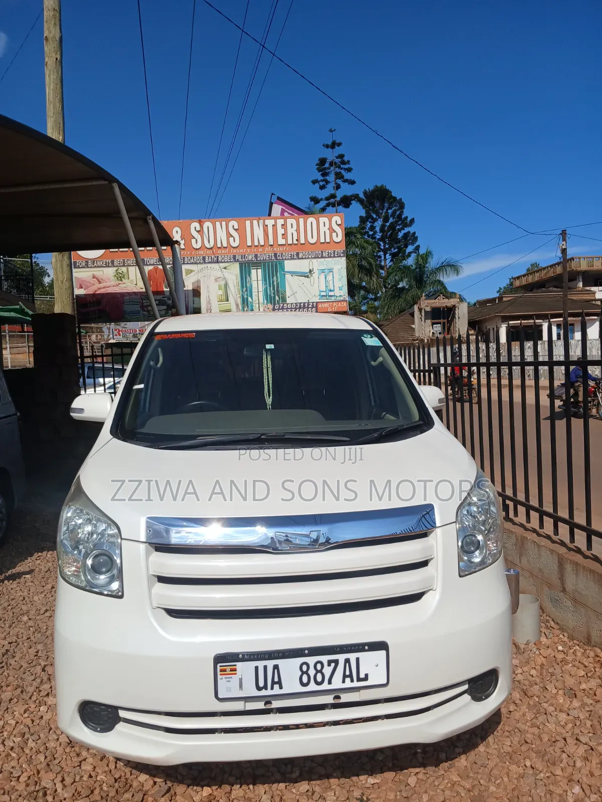 Toyota Noah 2.0 AWD (8 Seater) 2014 White