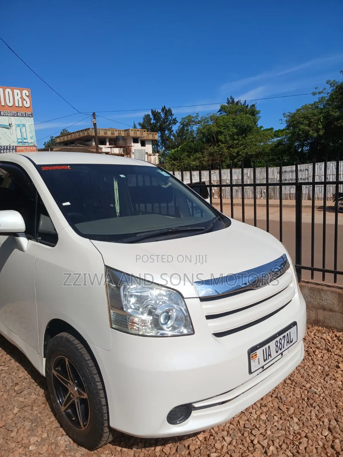 Toyota Noah 2.0 AWD (8 Seater) 2014 White