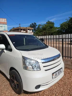 Toyota Noah 2.0 AWD (8 Seater) 2014 White