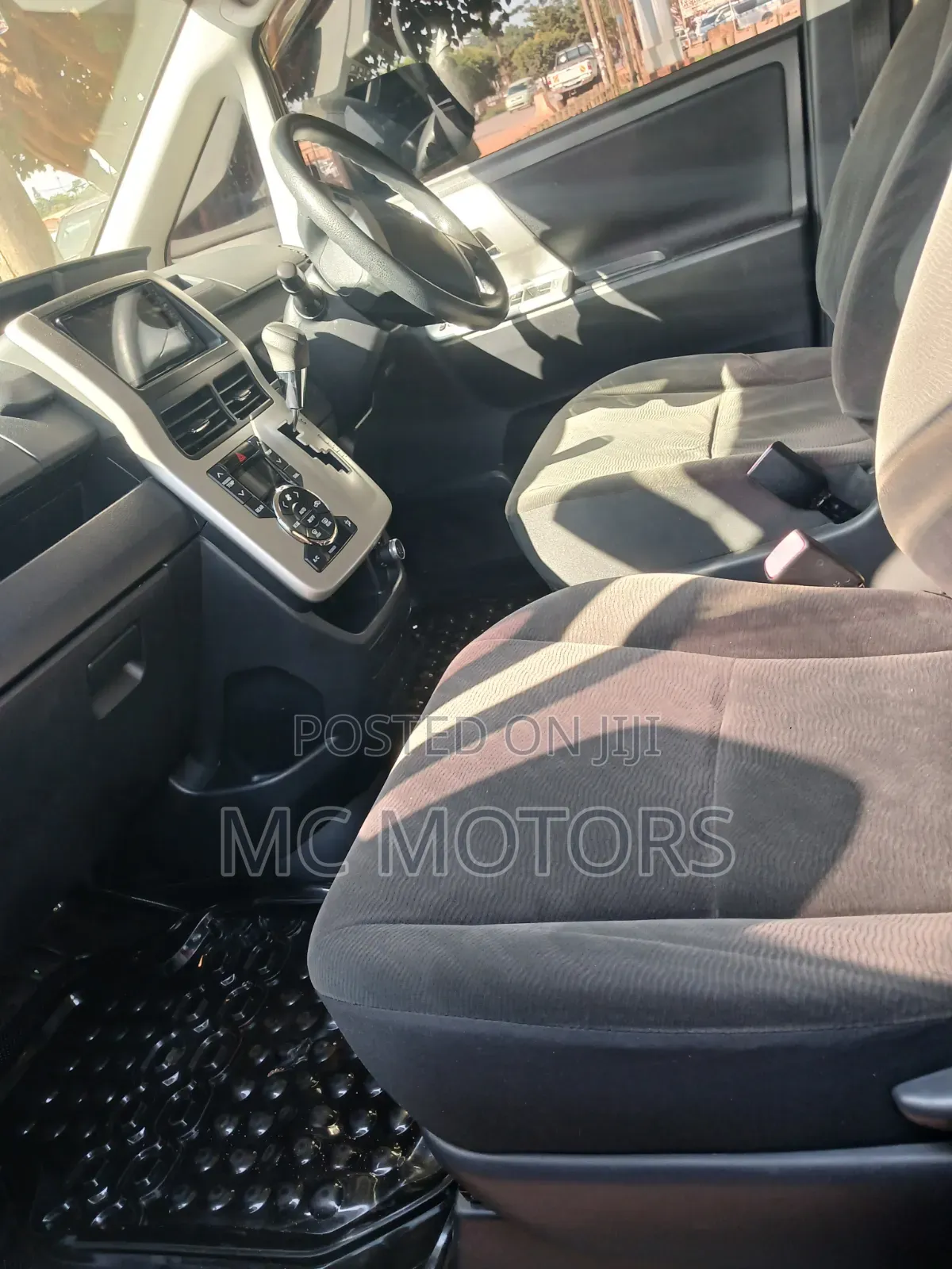 Toyota Noah 2.0 143hp AWD (8 Seater) 2012 Gray