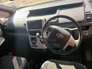 Toyota Noah 2.0 143hp AWD (8 Seater) 2012 Gray