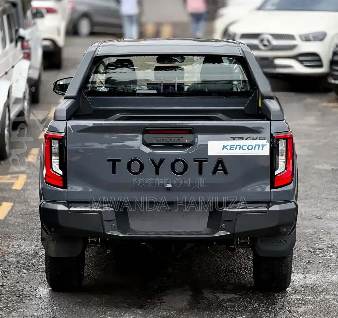 Toyota Hilux 2025 Gray