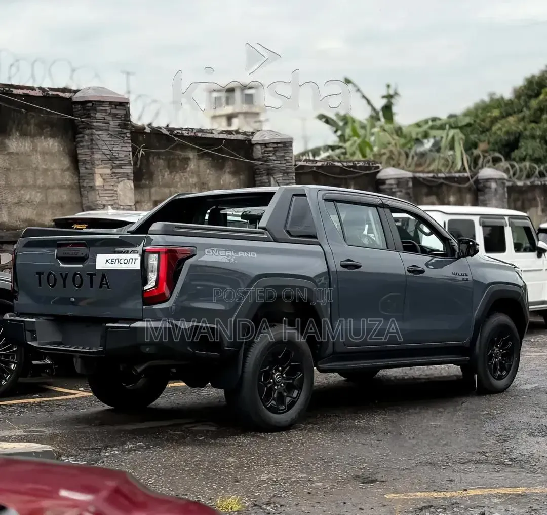 Toyota Hilux 2025 Gray