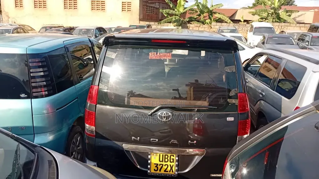 Toyota Noah 2.0 FWD (8 Seater) 2005 Black