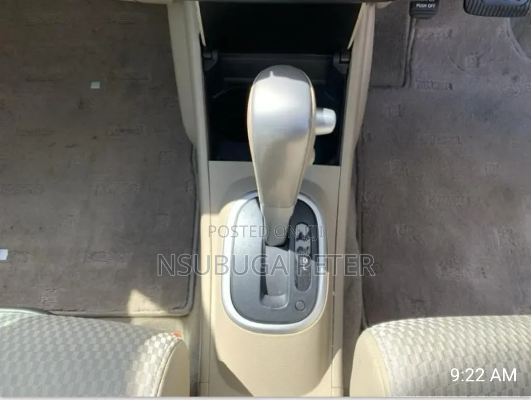 Nissan Tiida 2012 Gold