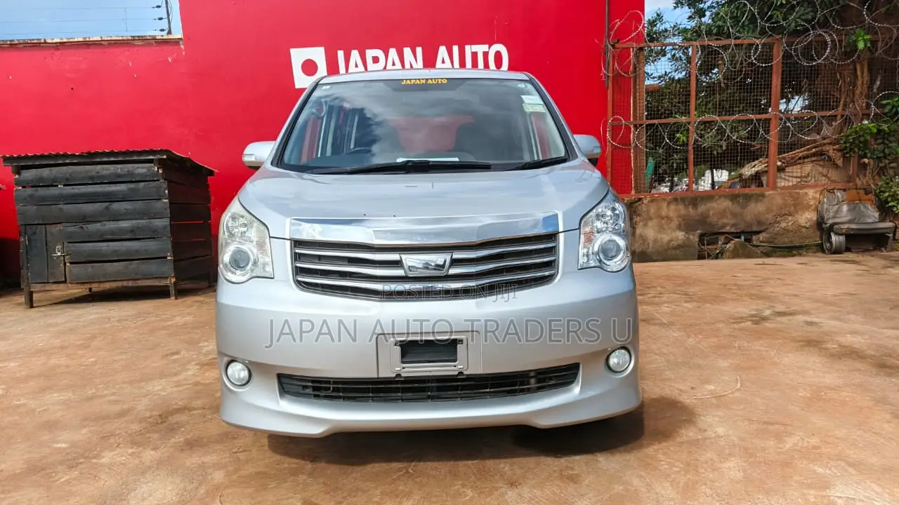 Toyota Noah 2.0 158hp FWD (7 Seater) 2013 Silver