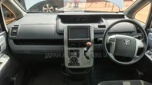 Toyota Noah 2.0 158hp FWD (7 Seater) 2013 Silver