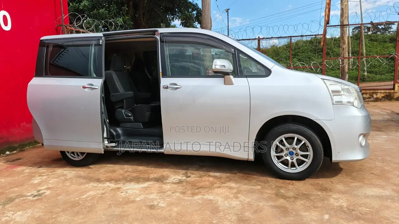 Toyota Noah 2.0 158hp FWD (7 Seater) 2013 Silver