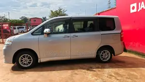 Toyota Noah 2.0 158hp FWD (7 Seater) 2013 Silver