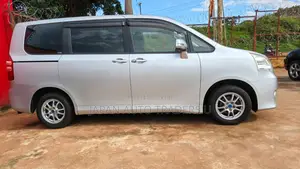 Toyota Noah 2.0 158hp FWD (7 Seater) 2013 Silver
