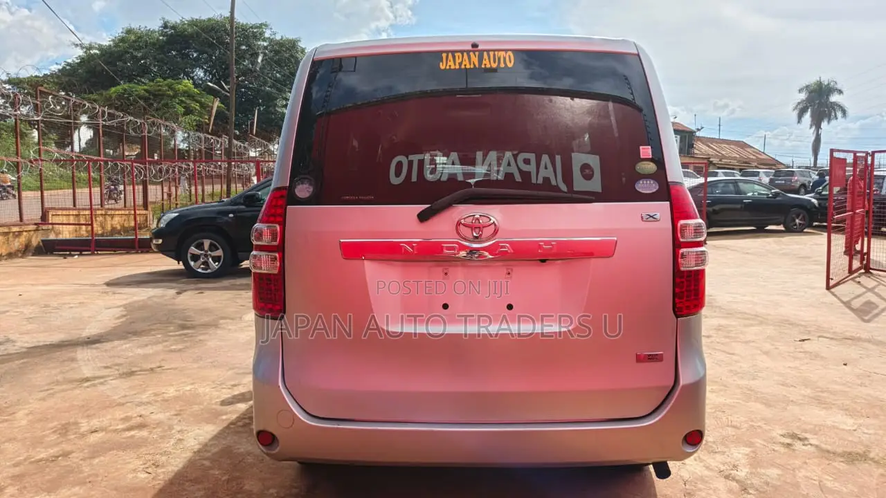 Toyota Noah 2.0 158hp FWD (7 Seater) 2013 Silver