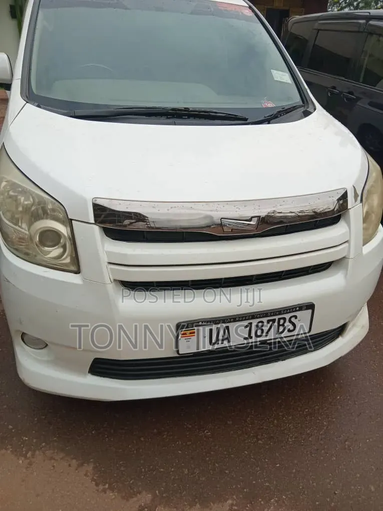 Toyota Noah 2010 White