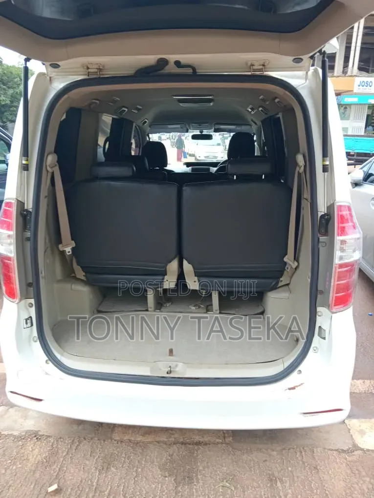 Toyota Noah 2010 White