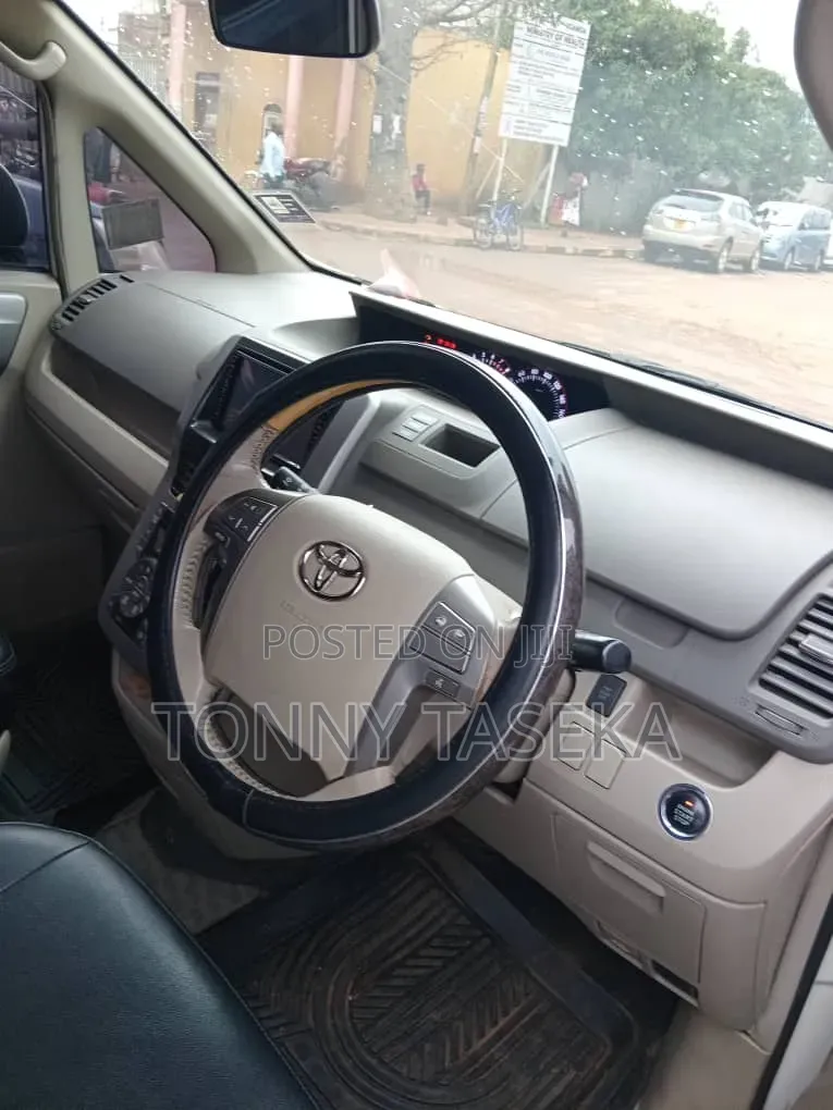Toyota Noah 2010 White