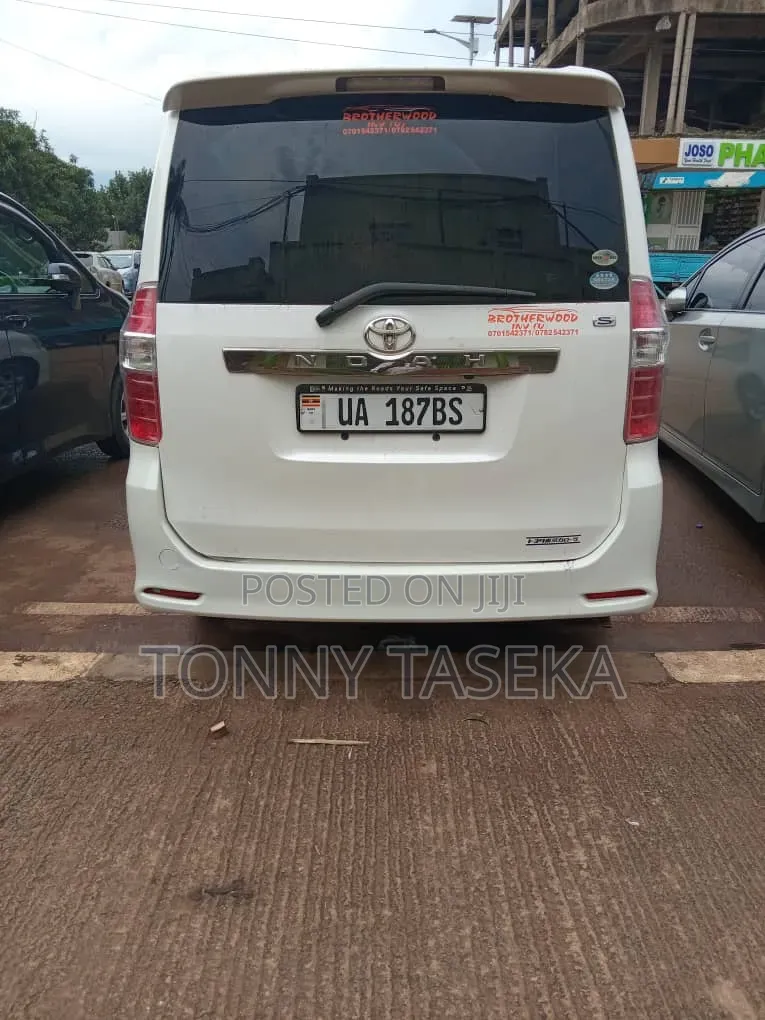 Toyota Noah 2010 White