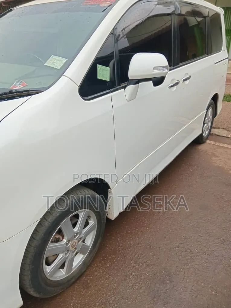 Toyota Noah 2010 White