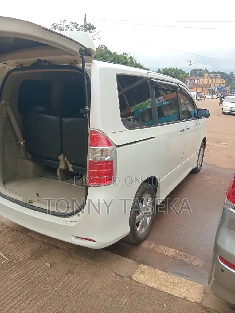 Toyota Noah 2010 White