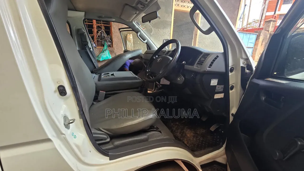 Toyota HiAce 2010 White