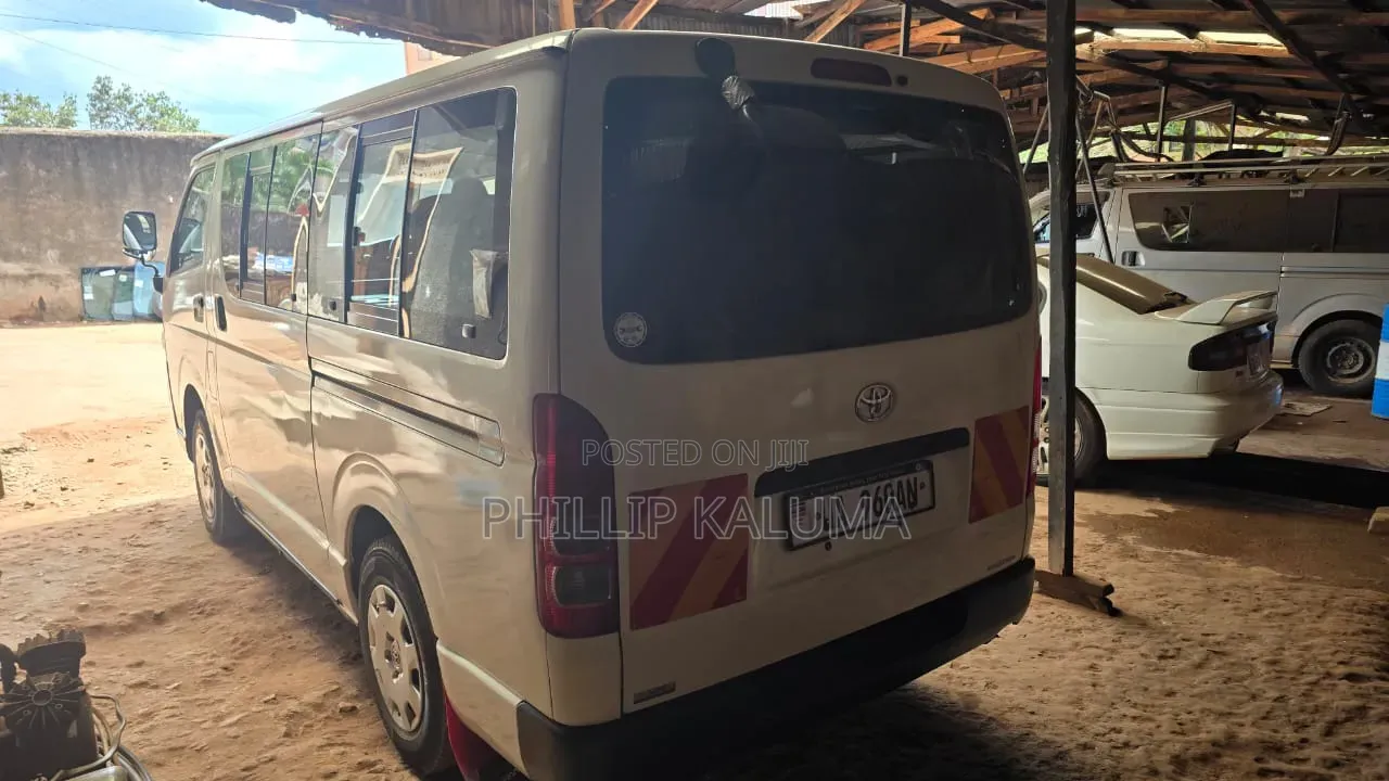 Toyota HiAce 2010 White