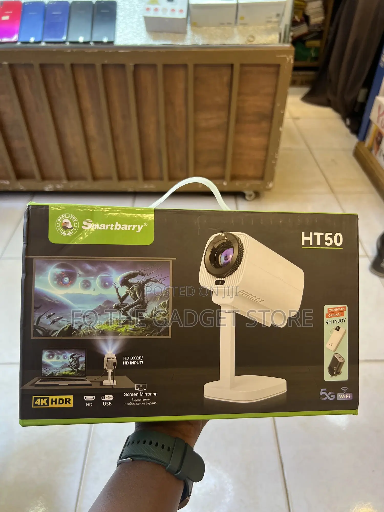 Smartbarry Ht50, a Portable Smart Projector.