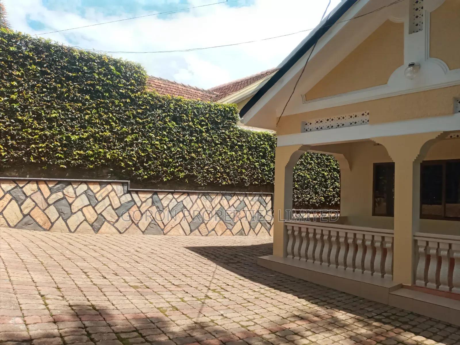 3bdrm Bungalow in Kololo Estate, Central Division for rent