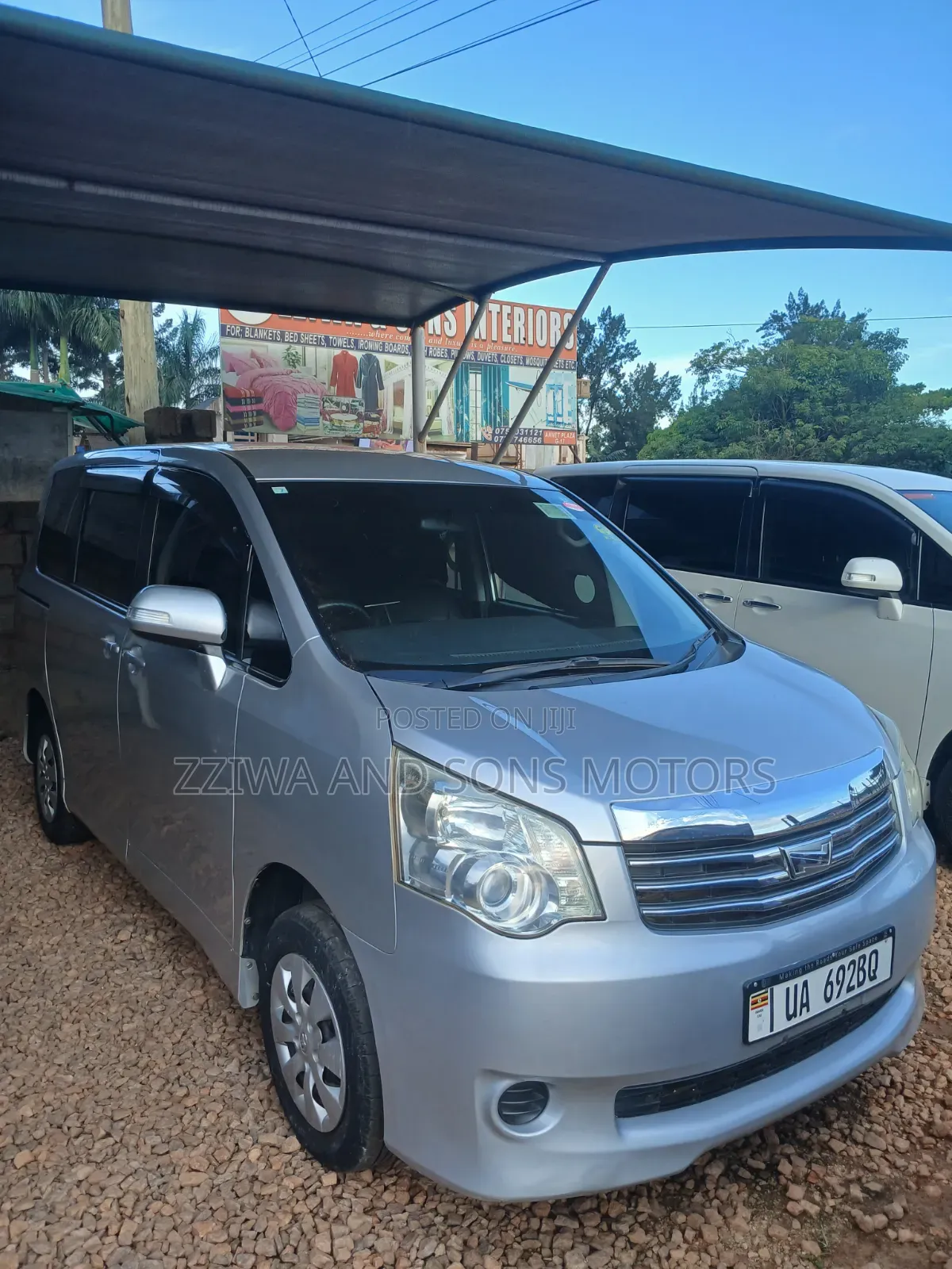Toyota Noah 2.0 158hp AWD (8 Seater) 2013 Silver