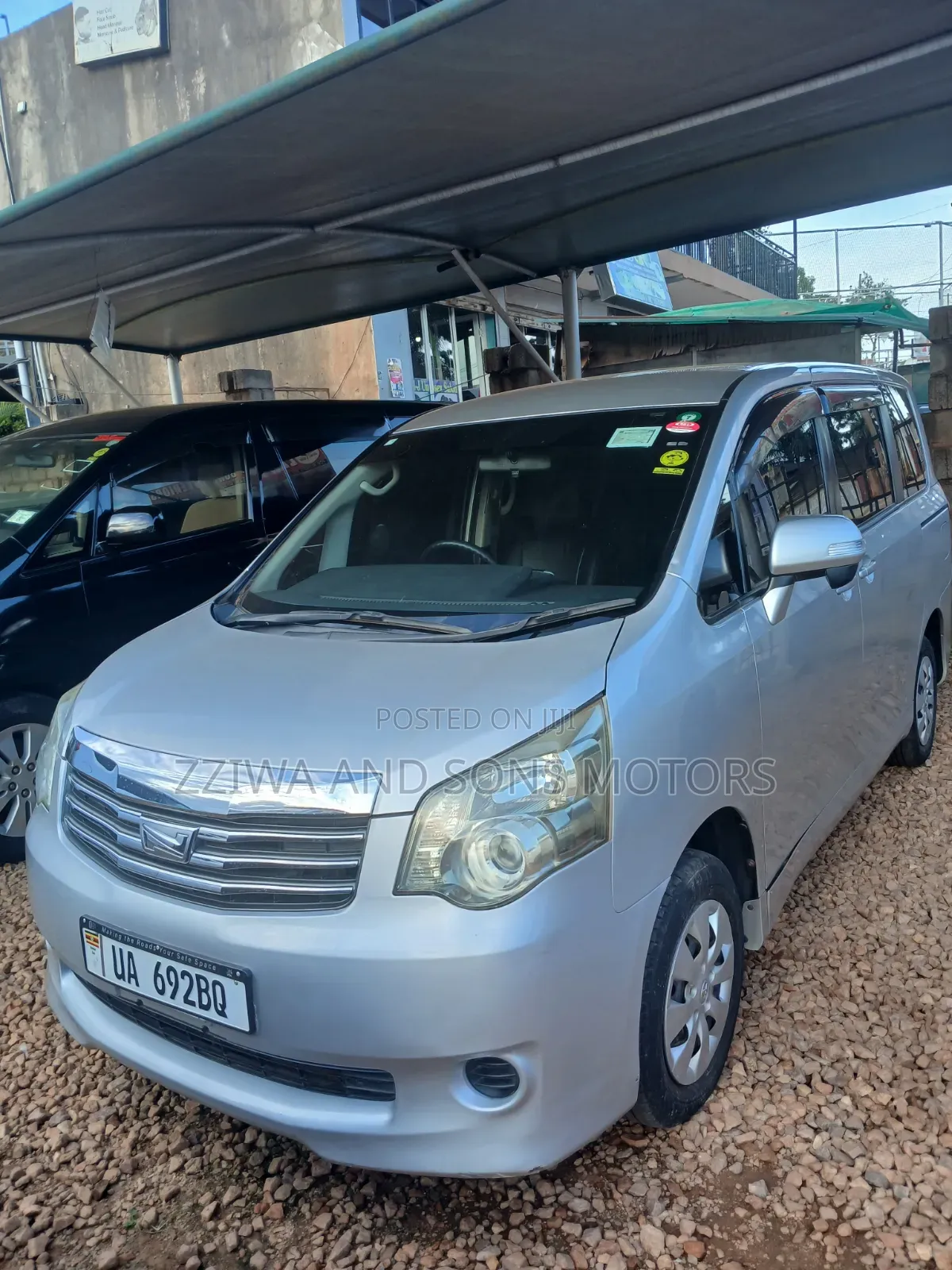 Toyota Noah 2.0 158hp AWD (8 Seater) 2013 Silver