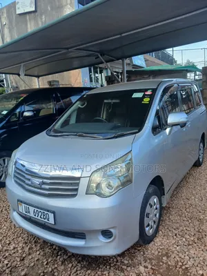 Toyota Noah 2.0 158hp AWD (8 Seater) 2013 Silver