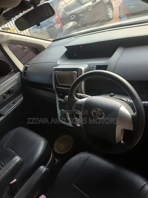Toyota Noah 2.0 158hp AWD (8 Seater) 2013 Silver
