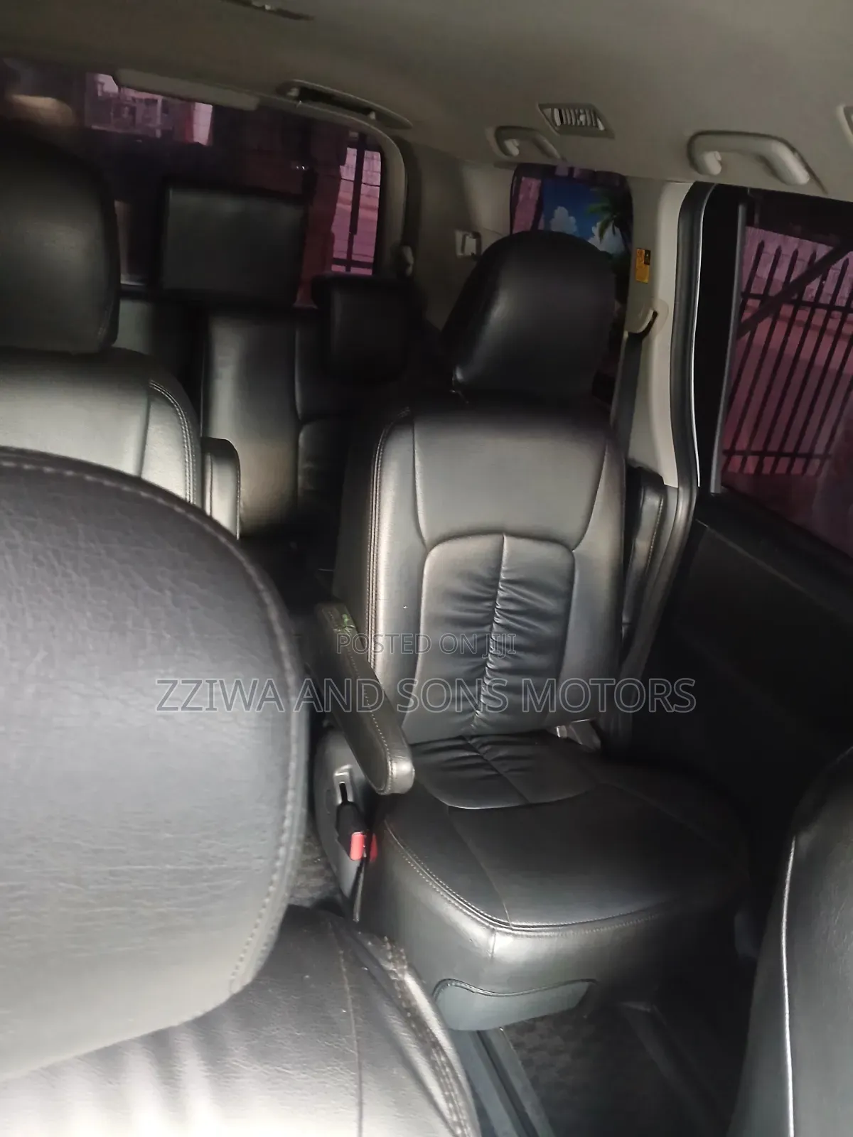 Toyota Noah 2.0 158hp AWD (8 Seater) 2013 Silver