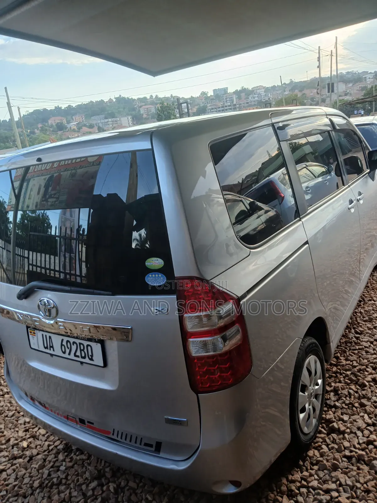 Toyota Noah 2.0 158hp AWD (8 Seater) 2013 Silver