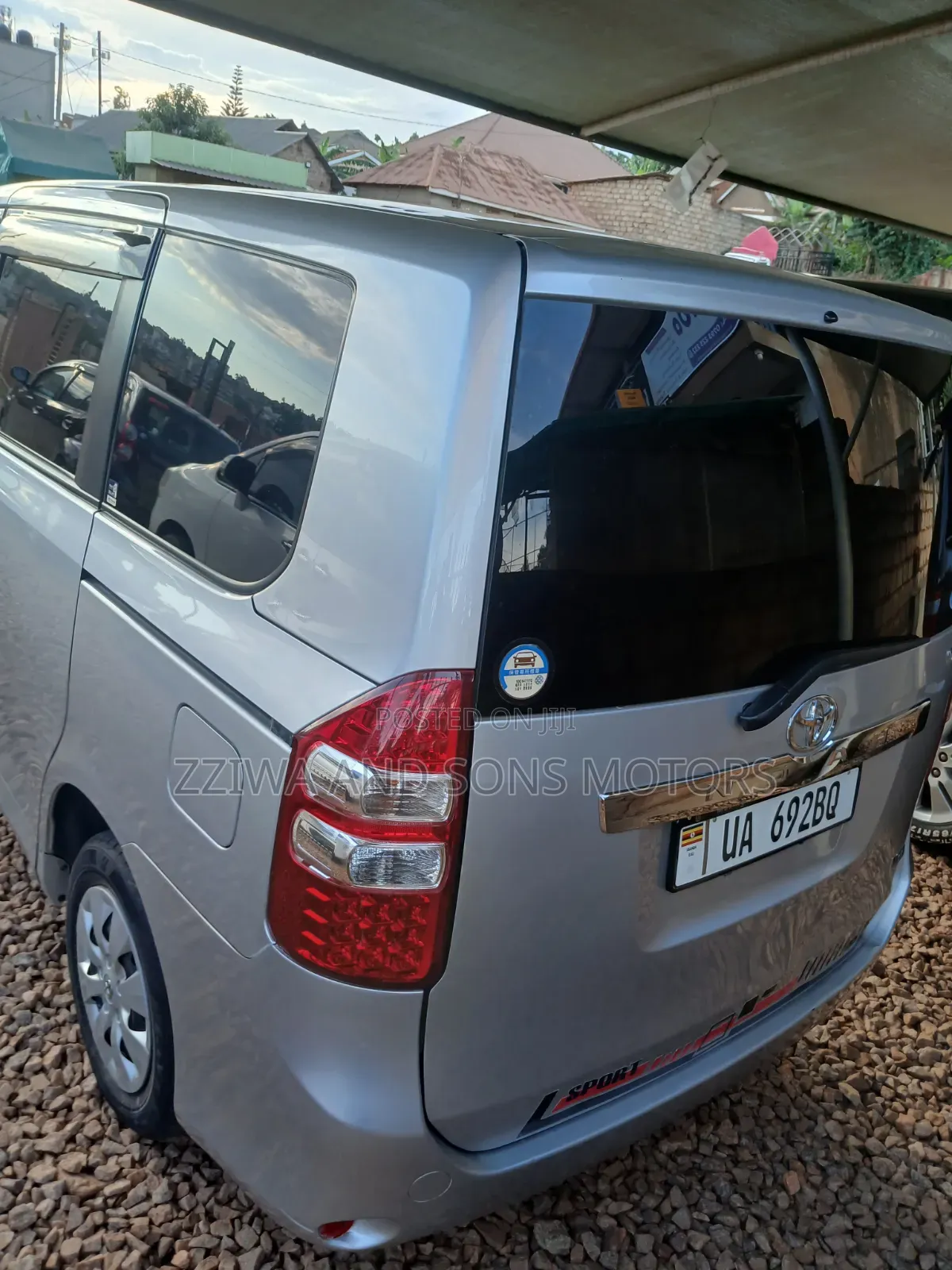 Toyota Noah 2.0 158hp AWD (8 Seater) 2013 Silver