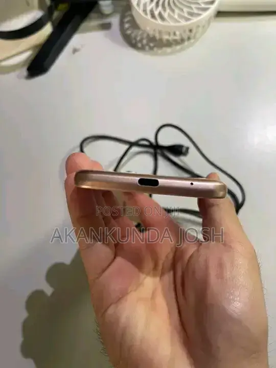 Sharp Aquos Sense 2 SHV43 32 GB Gold