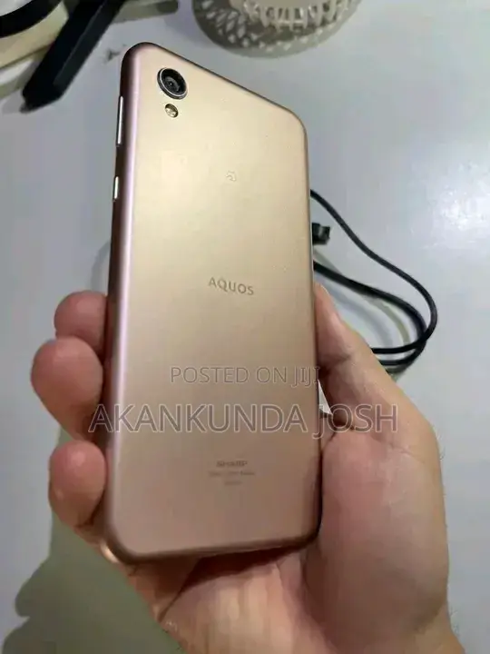 Sharp Aquos Sense 2 SHV43 32 GB Gold